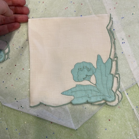 Vintage square table cloth with matching tea towels, 34x 32, - Picture 6 of 9